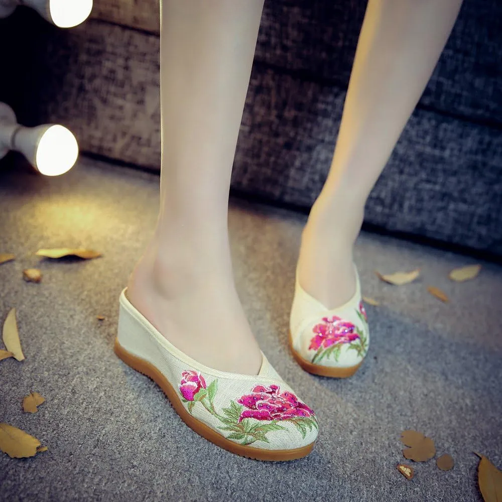 Ladies Embroidered Shoes Comfortable Flat Round Toe Shoes Loafers Chinese Canvas Shoes Slippers Cute
