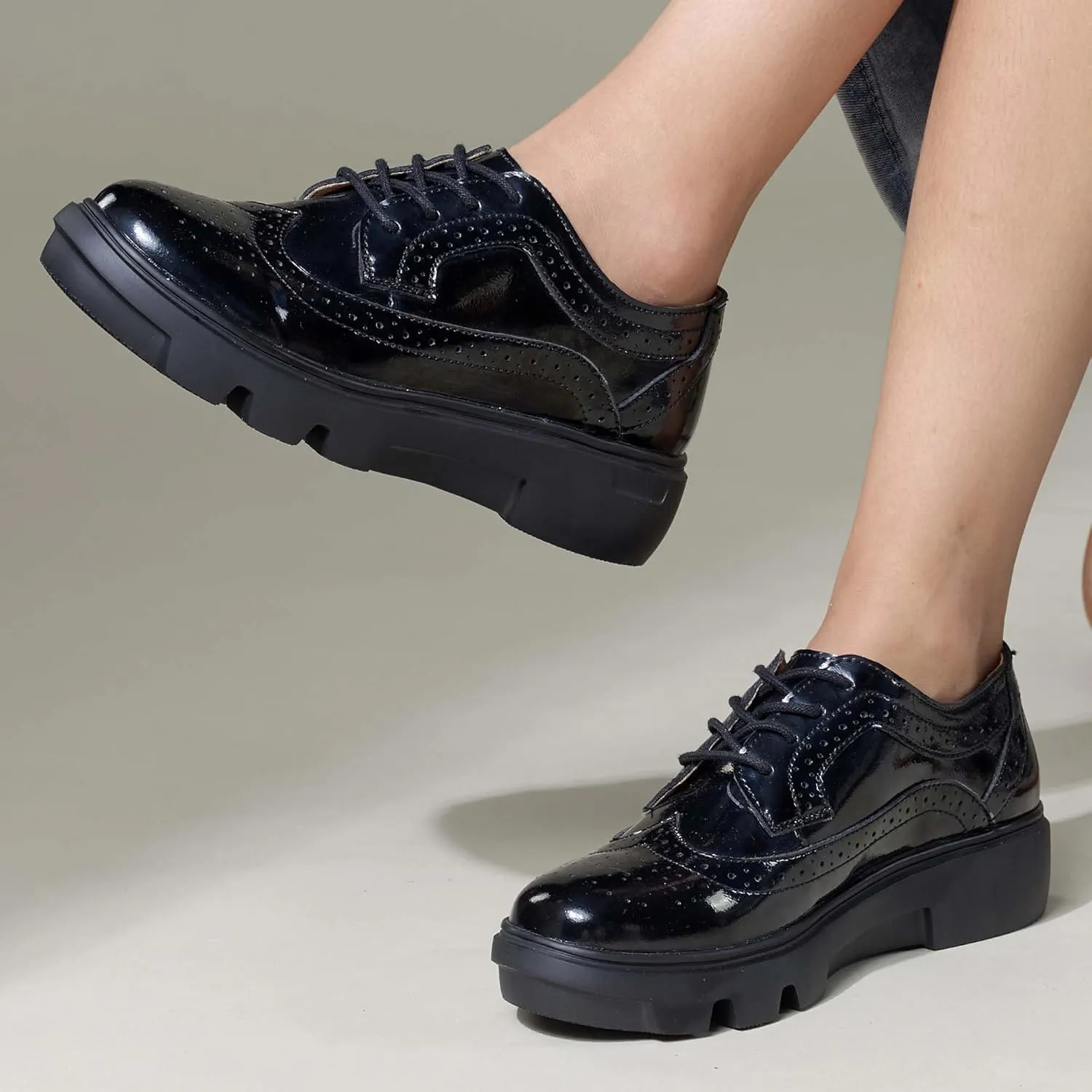 Leisure Walking, Minimalist Style, Lace Up Women's Platform Oxford Shoes， Women Comfortable and Non Slip, Restaurant Medical Supplies
