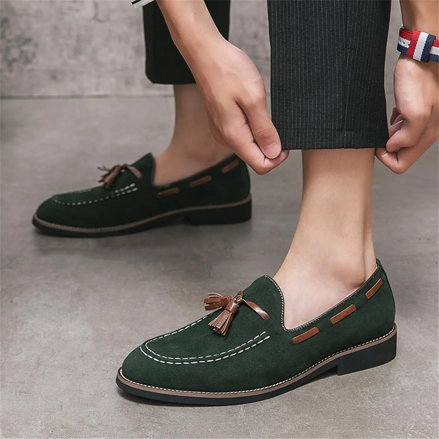 Men's Tassel Suede Slip-on Loafers Vintage Noble Velvet Pointed Toe Flats Smoking Slippers Prom Party Wedding Penny Shoes