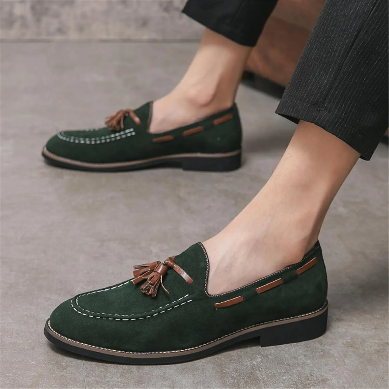 Men's Tassel Suede Slip-on Loafers Vintage Noble Velvet Pointed Toe Flats Smoking Slippers Prom Party Wedding Penny Shoes