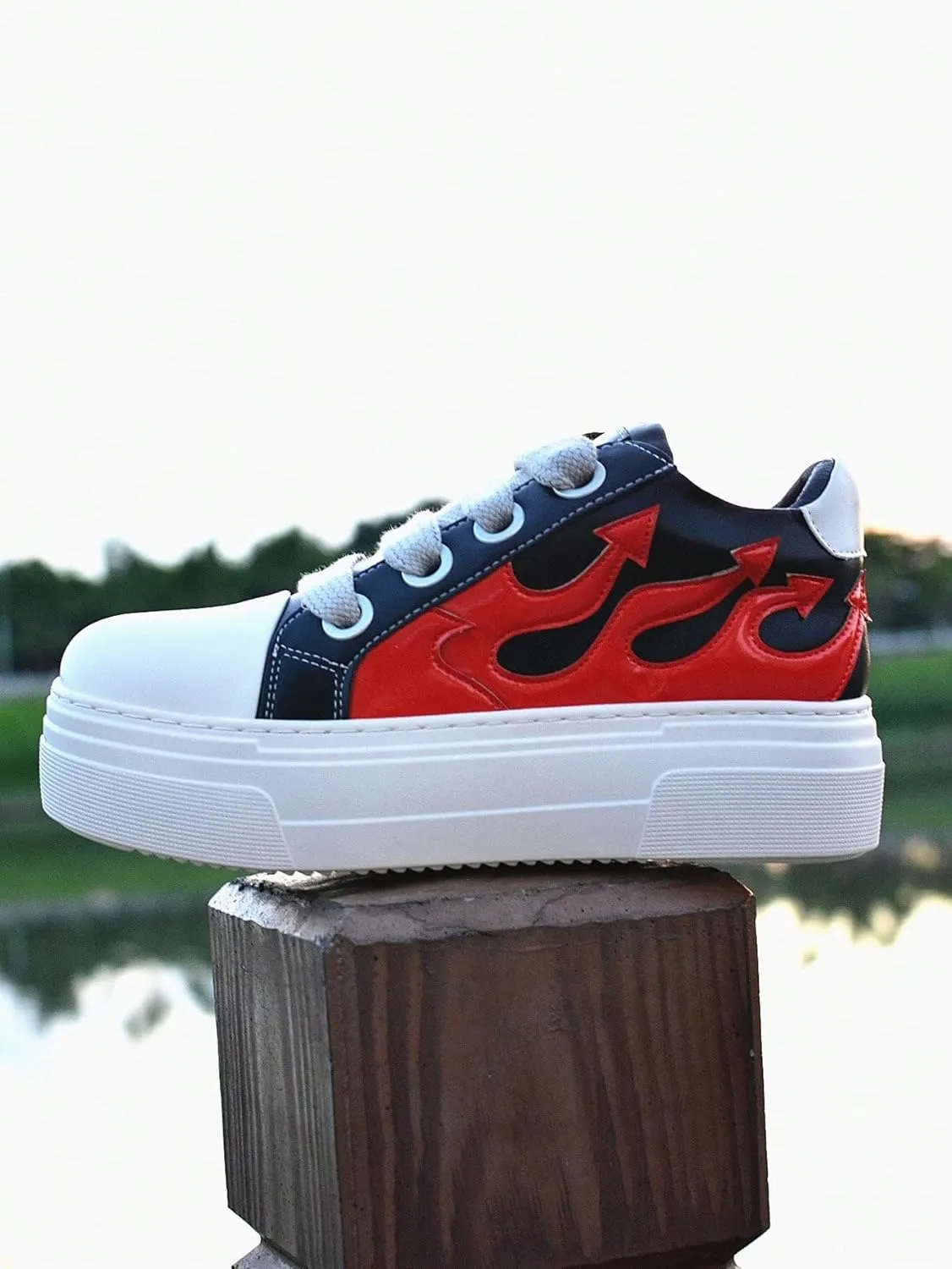 PU Leather Y2K Bold Flame Embroidery Flat Platform Sneakers for Women Lace Up Fashion Sports Shoes for Daily Streetwear with Motorcycle Rock Style